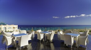 Petit-déjeuner, déjeuner et dîner servis sur place, vue sur la mer