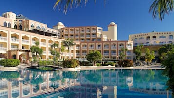 0B | Alberca | Alberca techada y alberca al aire libre