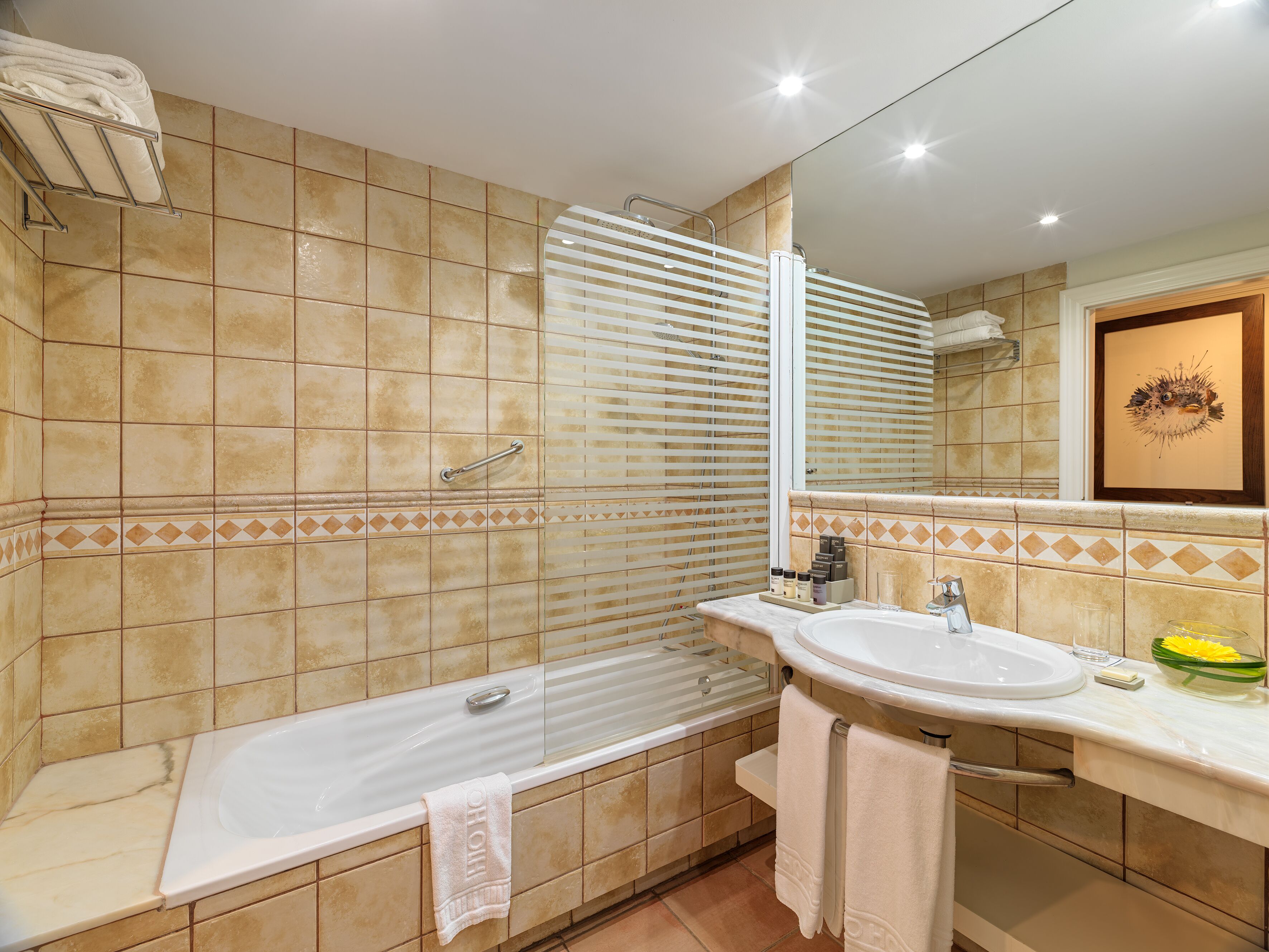 Een moderne badkamer met een bad, een wastafel en een douche.