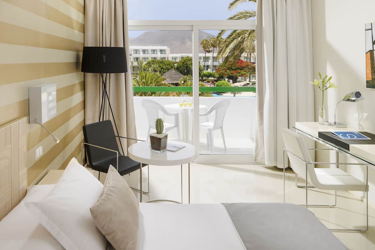 1 bedroom, minibar, desk, bed sheets