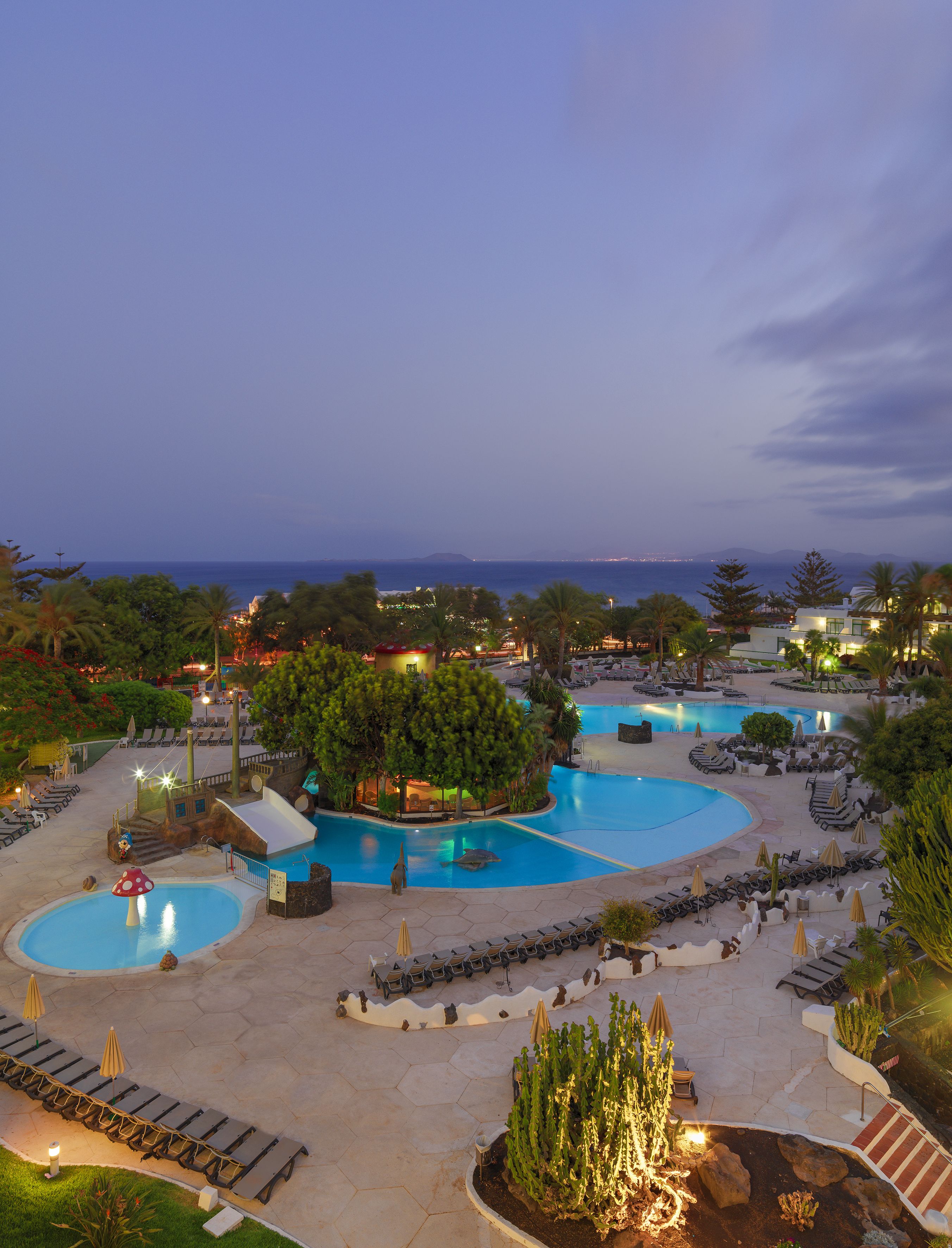 Piscine couverte, 2 piscines extérieures, parasols de plage