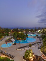 Una piscina cubierta, 2 piscinas al aire libre, sombrillas, tumbonas