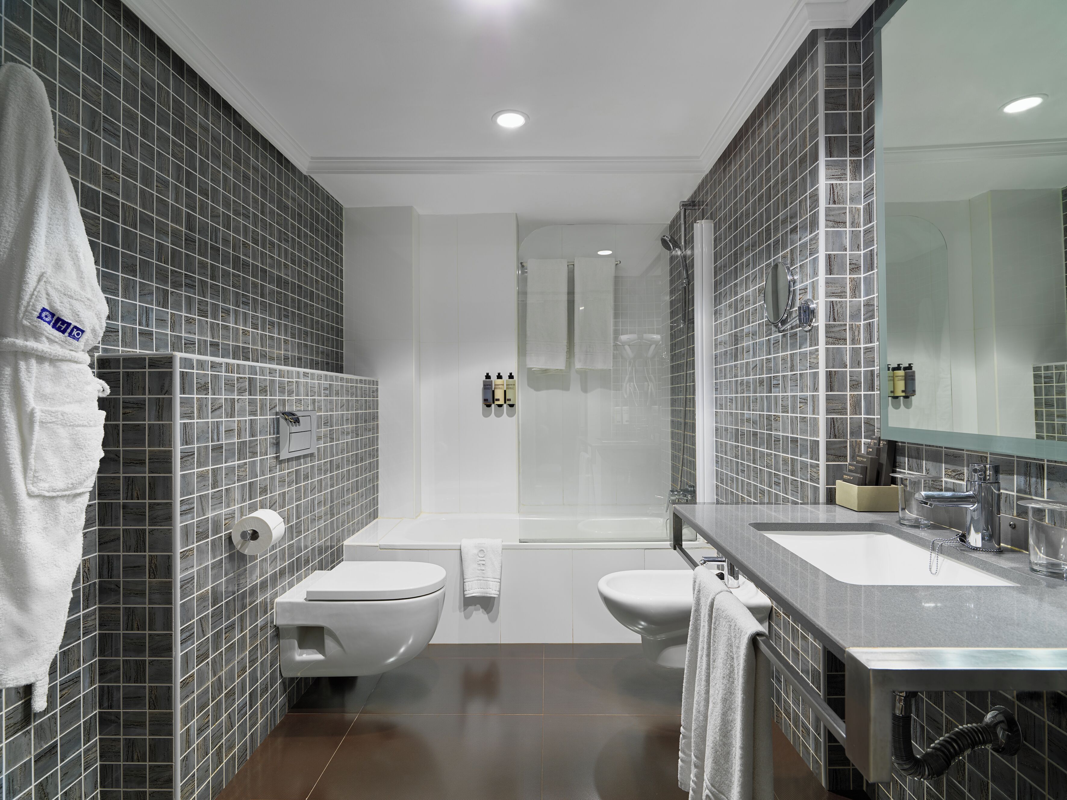 suite, 1 bedroom | bathroom | bathtub, eco-friendly toiletries, hair dryer, towels