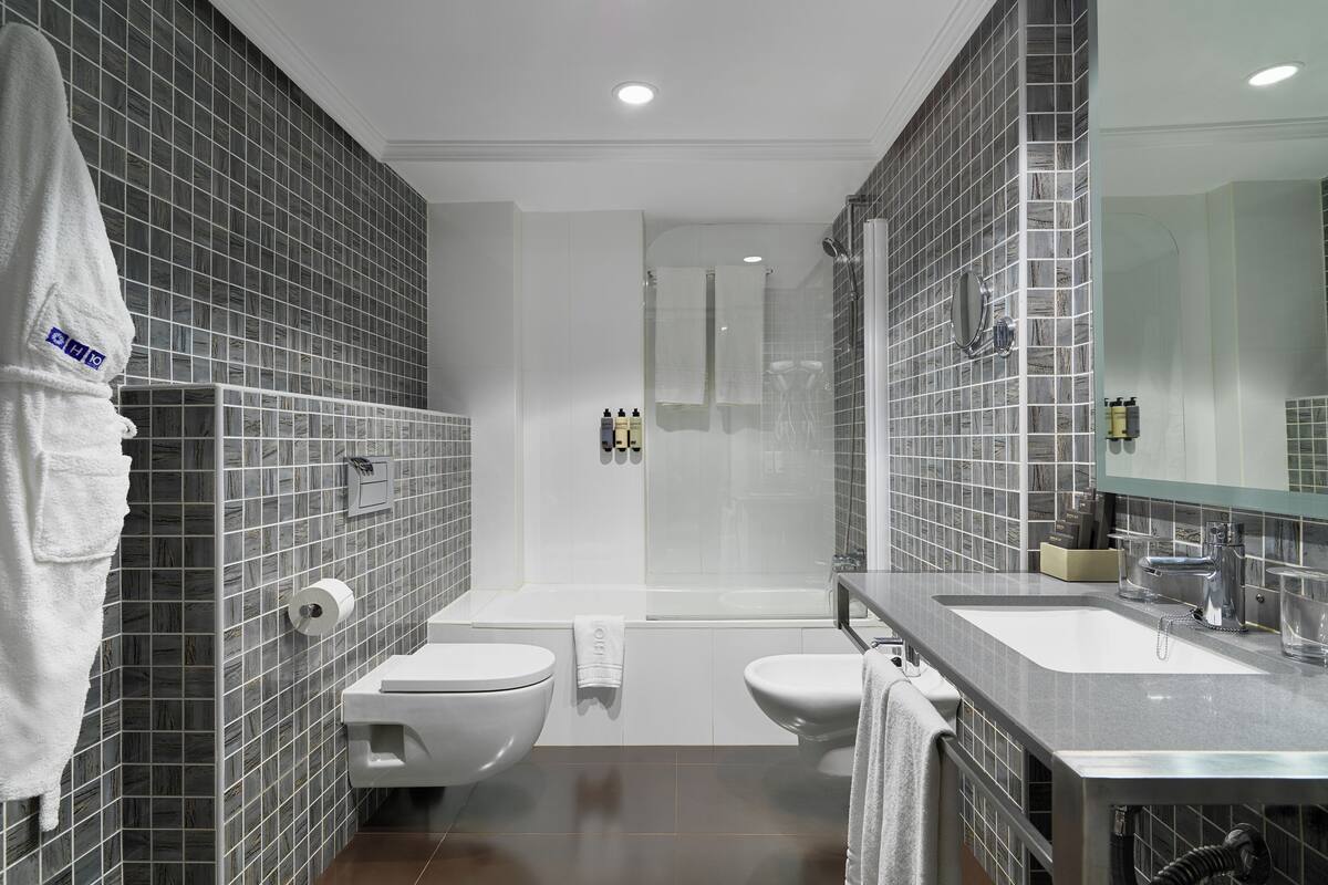 suite, 1 bedroom | bathroom | bathtub, eco-friendly toiletries, hair dryer, towels