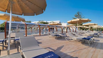Una piscina cubierta, 2 piscinas al aire libre, sombrillas, tumbonas