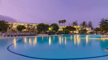 Een binnenzwembad, 2 buitenzwembaden, parasols voor strand/zwembad