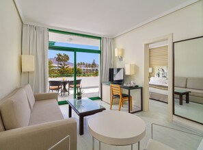 Minibar, escritorio y ropa de cama 