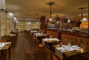 4 か所のレストラン、朝食、ランチ、ディナーに営業 (多国籍料理)