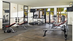 A gym with exercise equipment, a treadmill, and a bench. - H10 Lanzarote Princess (Yaiza)