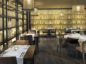 4 restaurants; breakfast, lunch, and dinner served - H10 Lanzarote Princess (Yaiza)