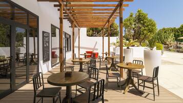 4 restaurantes, se sirven desayunos, comidas y cocina internacional