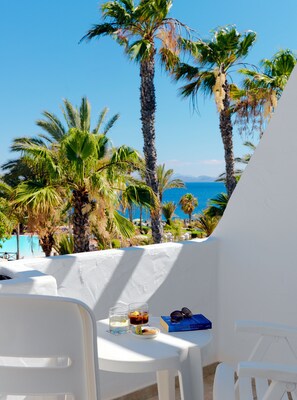 Minibar, in-room safe, desk, iron/ironing board - H10 Timanfaya Palace (Yaiza)