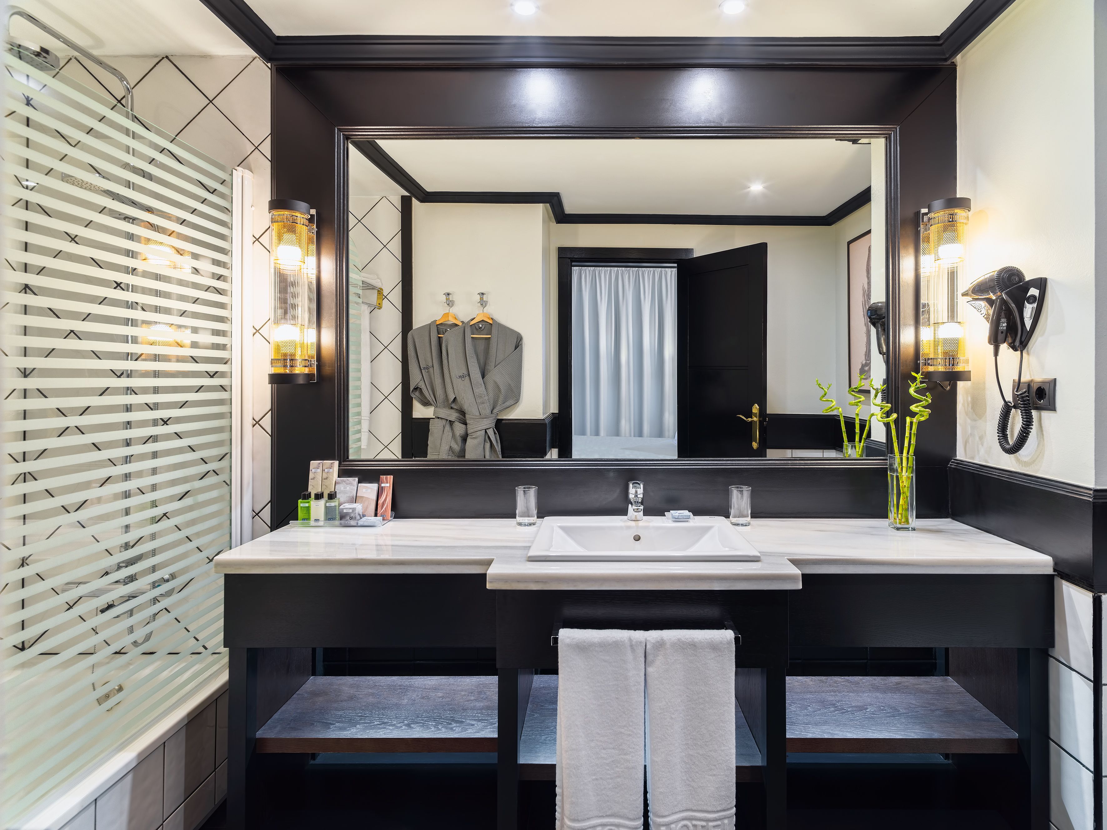 combined shower/bathtub, deep-soaking bathtub, free toiletries