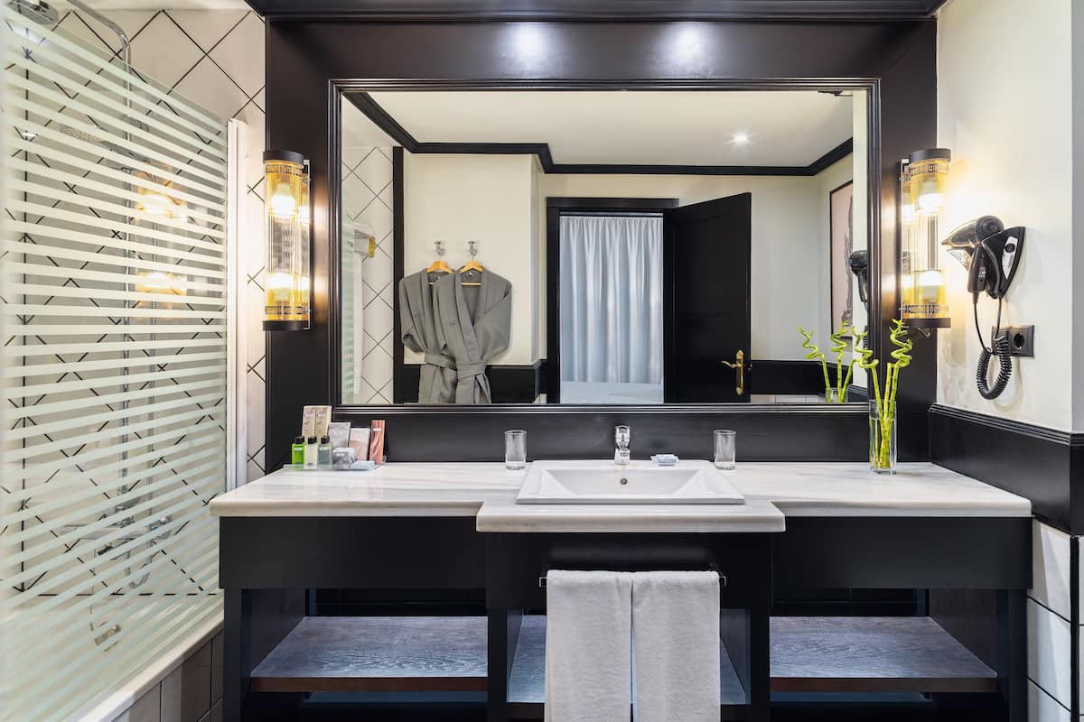 combined shower/bathtub, deep-soaking bathtub, free toiletries