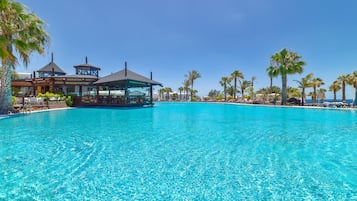 6 piscines extérieures, parasols de plage, chaises longues