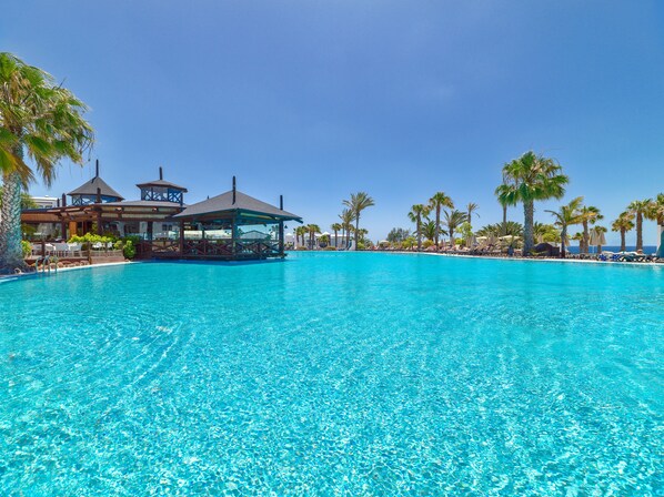 6 piscines extérieures, parasols de plage, chaises longues