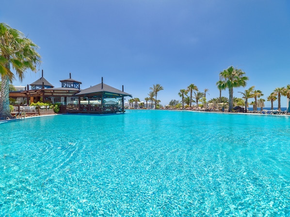 6 piscines extérieures, parasols de plage, chaises longues