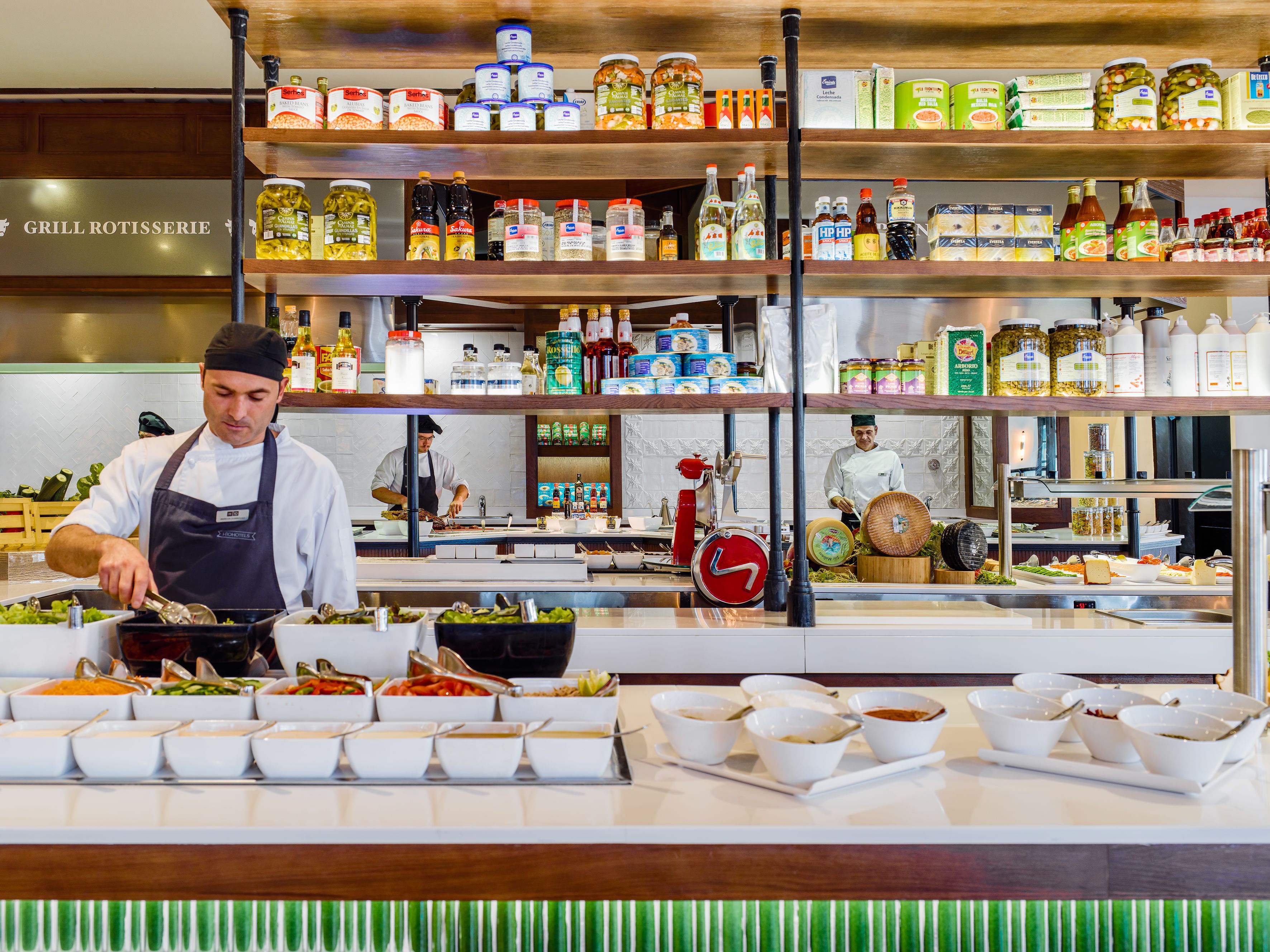 Una mesa de buffet con diversos alimentos y salsas.