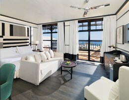 Minibar, caja fuerte, escritorio y espacio para trabajar con un portátil