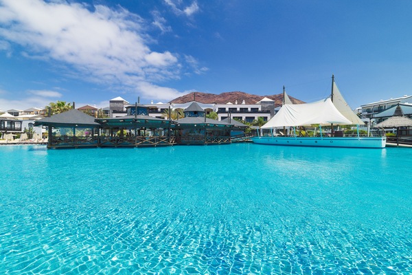 6 outdoor pools, pool umbrellas, sun loungers