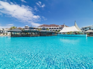 6 piscines extérieures, parasols de plage, chaises longues