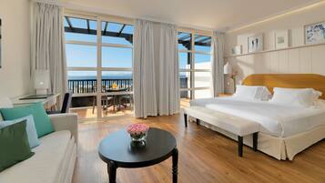 Minibar, coffres-forts dans les chambres, bureau