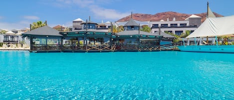 6 utendørsbassenger, bassengparasoller og solsenger