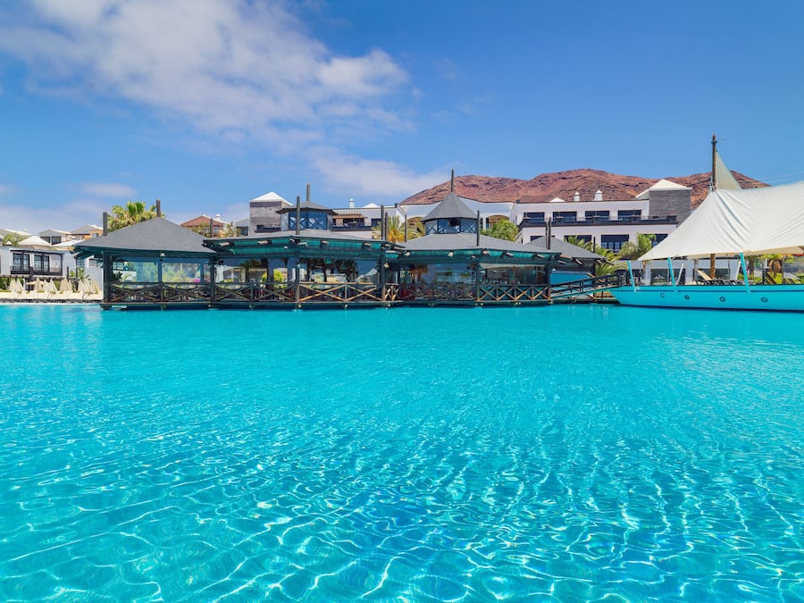 6 kolam renang outdoor, dengan payung kolam renang dan kursi berjemur