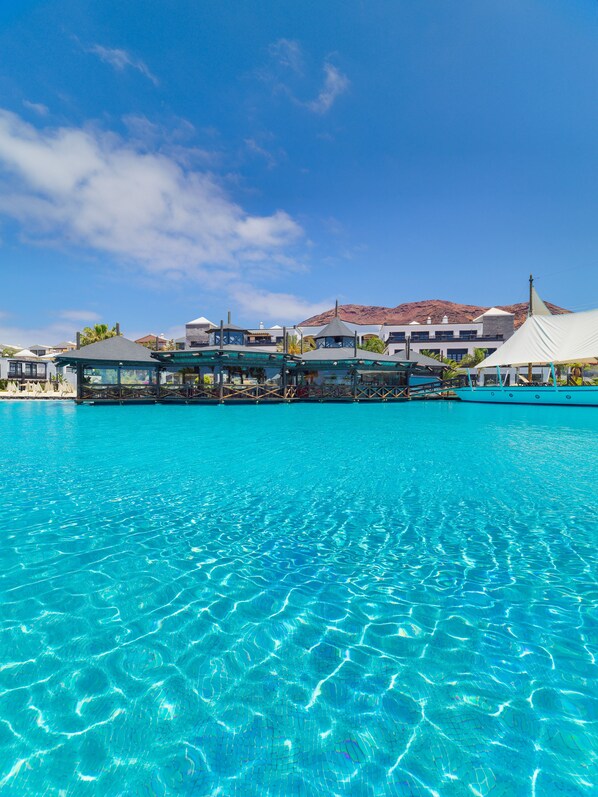 6 utomhuspooler, parasoller och solstolar