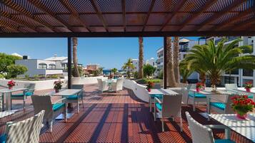 3 bares y bar junto a la piscina