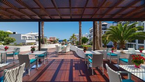 3 bars/lounges, poolside bar