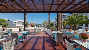 3 bars/lounges, poolside bar