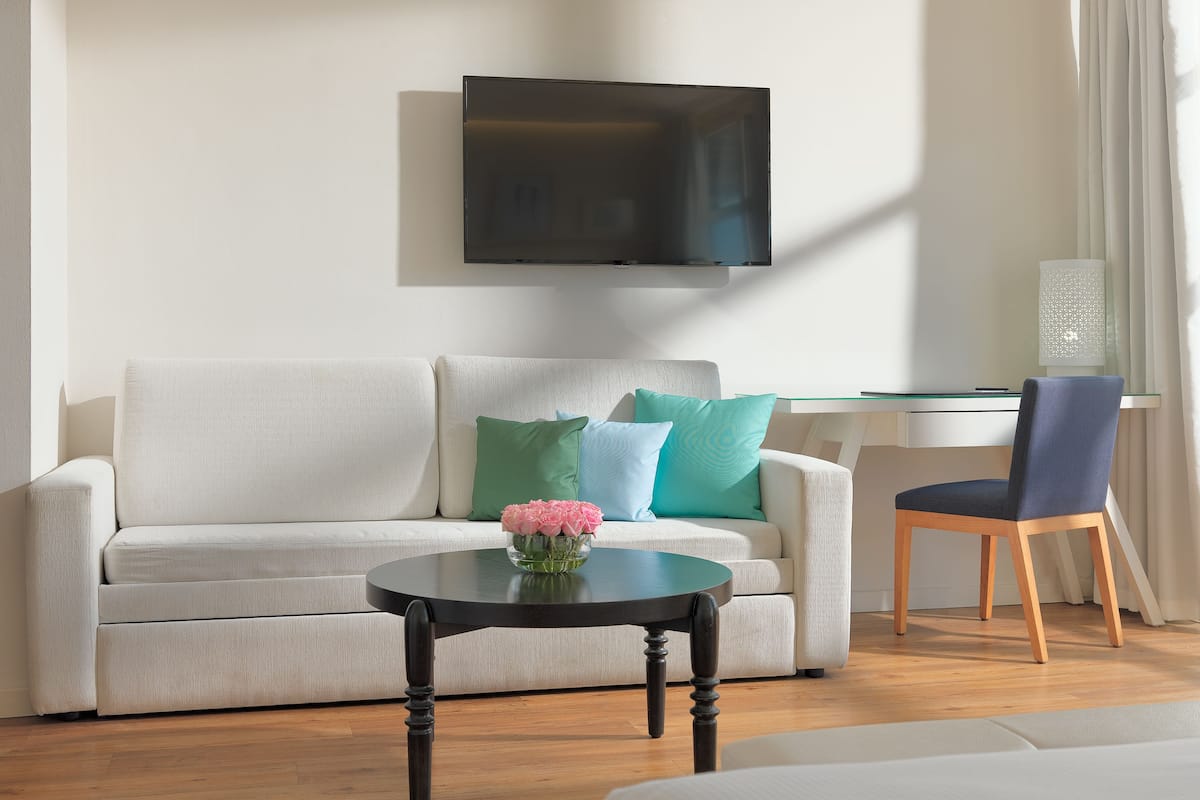 Minibaari, tallelokero huoneessa, työpöytä