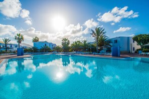 6 outdoor pools
