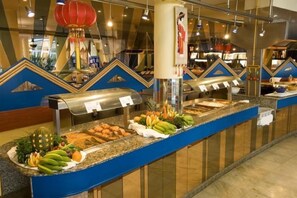 2 か所のレストラン、朝食、ランチ、ディナーに営業 (多国籍料理)