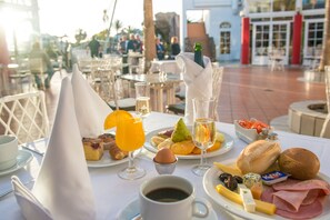 2 restaurants; breakfast, lunch and dinner served  - HL Paradise Island (Yaiza)