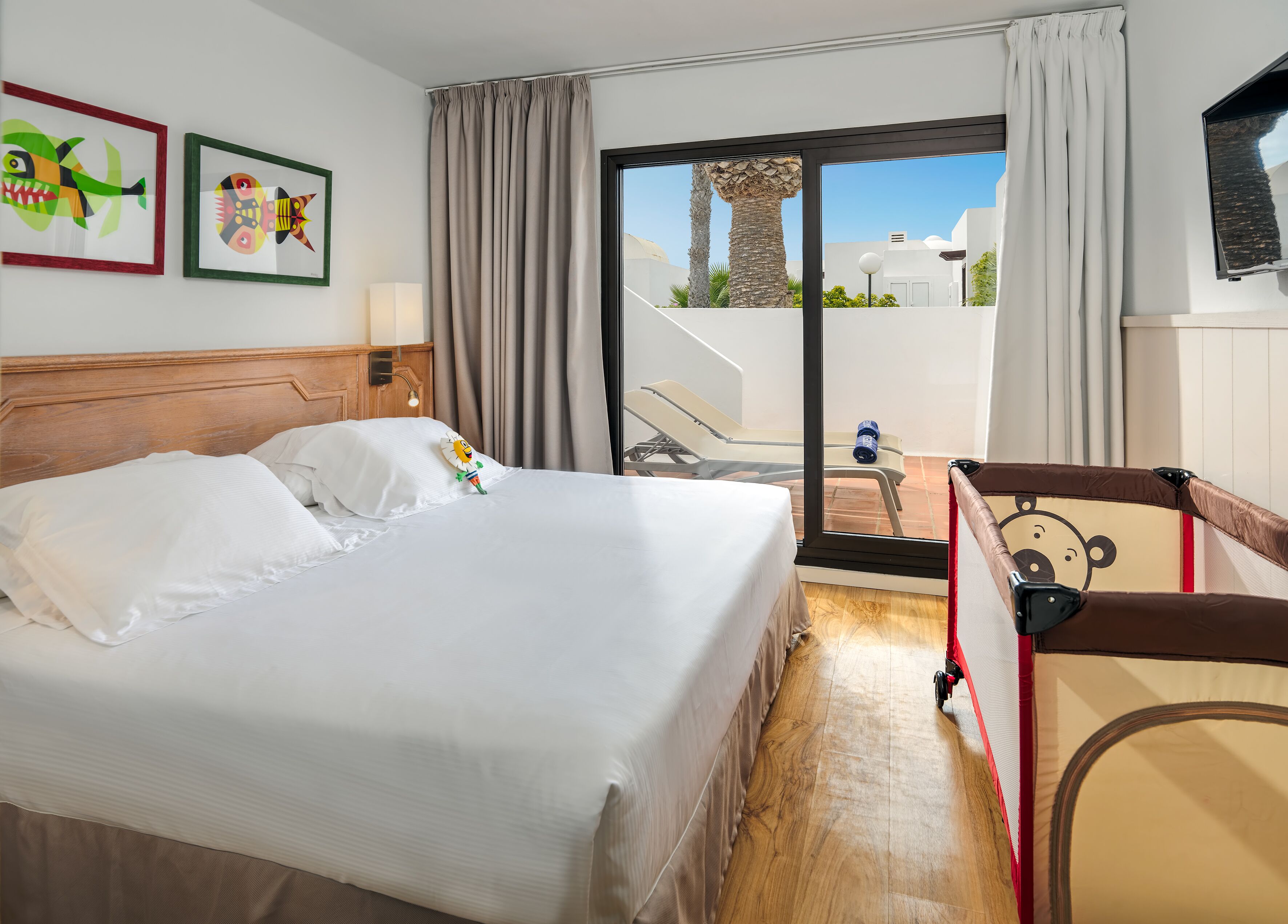 1 dormitorio, escritorio, cortinas opacas y cunas gratuitas