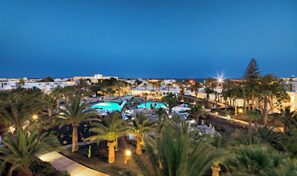 2 piscines a l'aire lliure (horari: 10:00-18:00), para-sols i gandules 