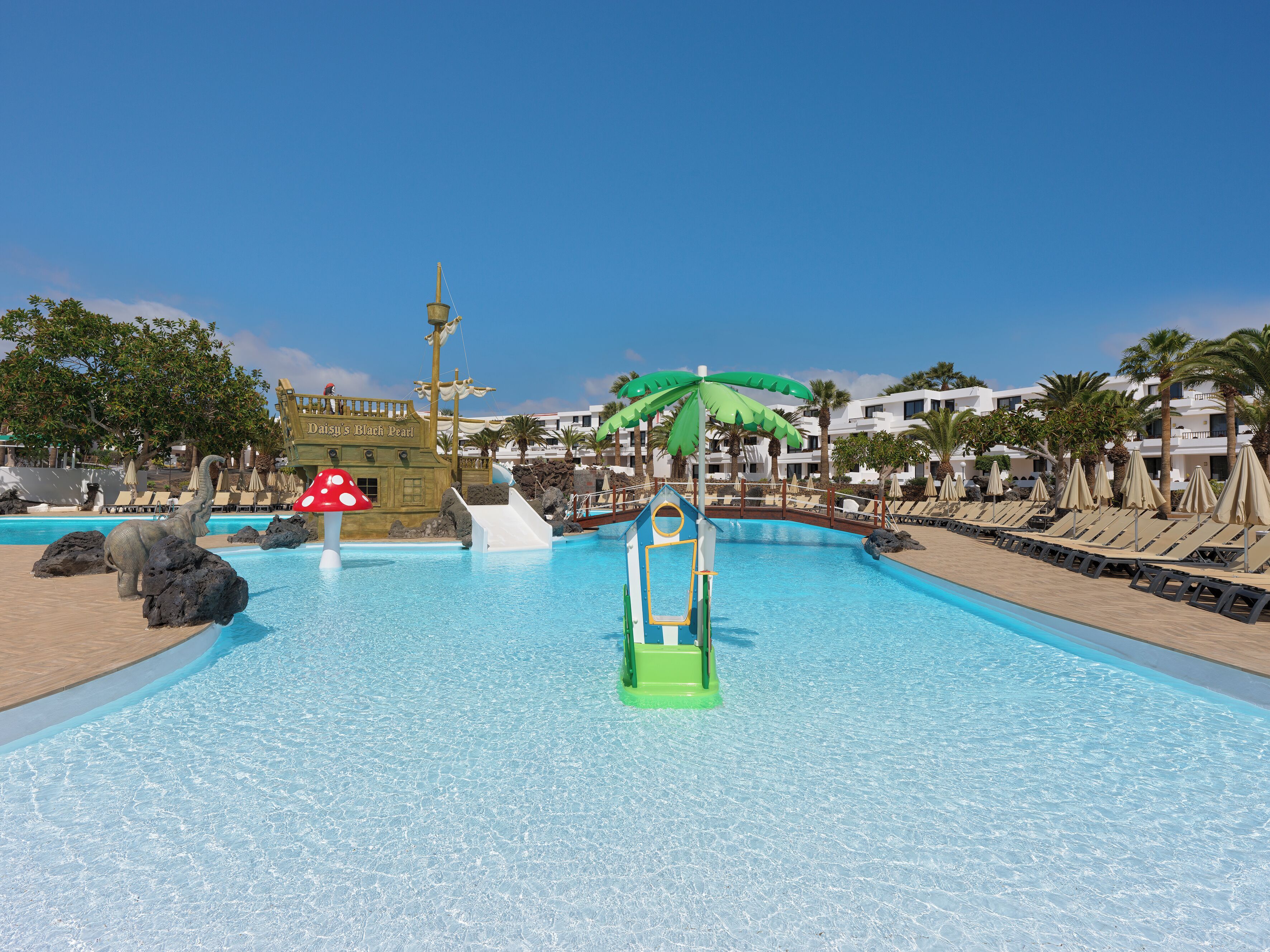 2 piscines extérieures, parasols de plage, chaises longues
