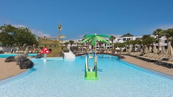 2 piscines extérieures, parasols de plage, chaises longues