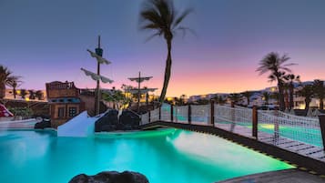 2 piscinas al aire libre (de 10:00 a 18:00), sombrillas, tumbonas