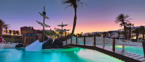 2 Außenpools, geöffnet von 10:00 Uhr bis 18:00 Uhr, Sonnenschirme