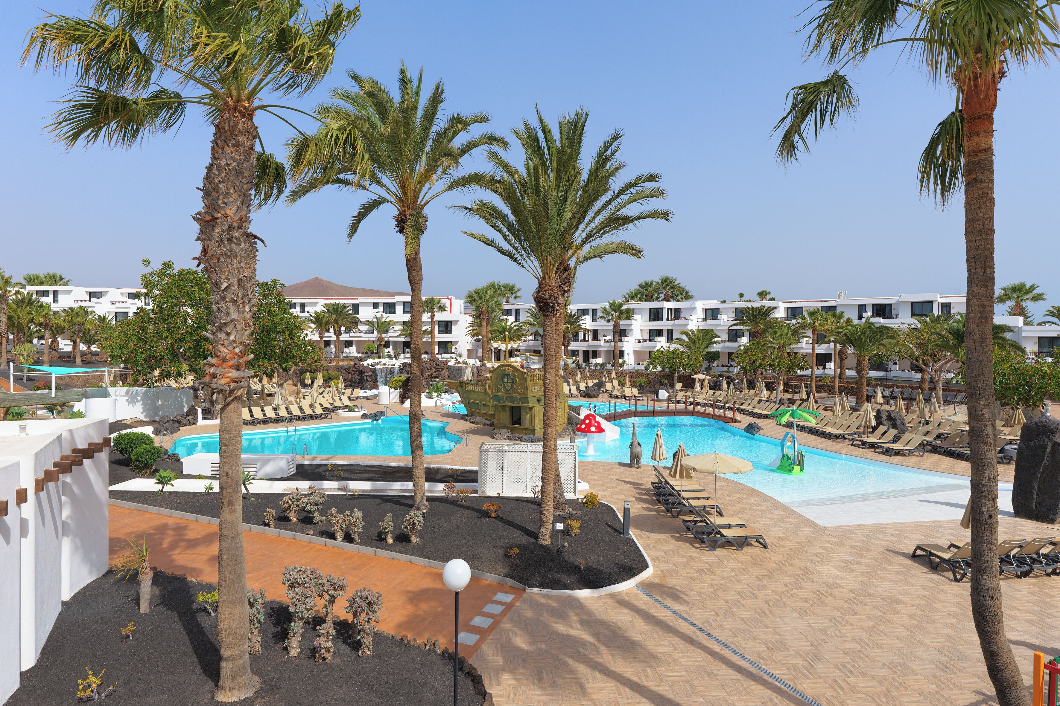 2 สระว่ายน้ำกลางแจ้ง เปิด 10:00 น. ถึง 18:00 น., ร่มริมสระว่ายน้ำ