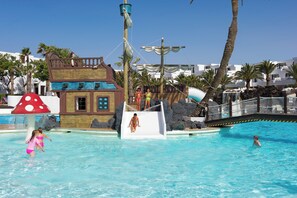 2 piscinas al aire libre (de 10:00 a 18:00), sombrillas, tumbonas