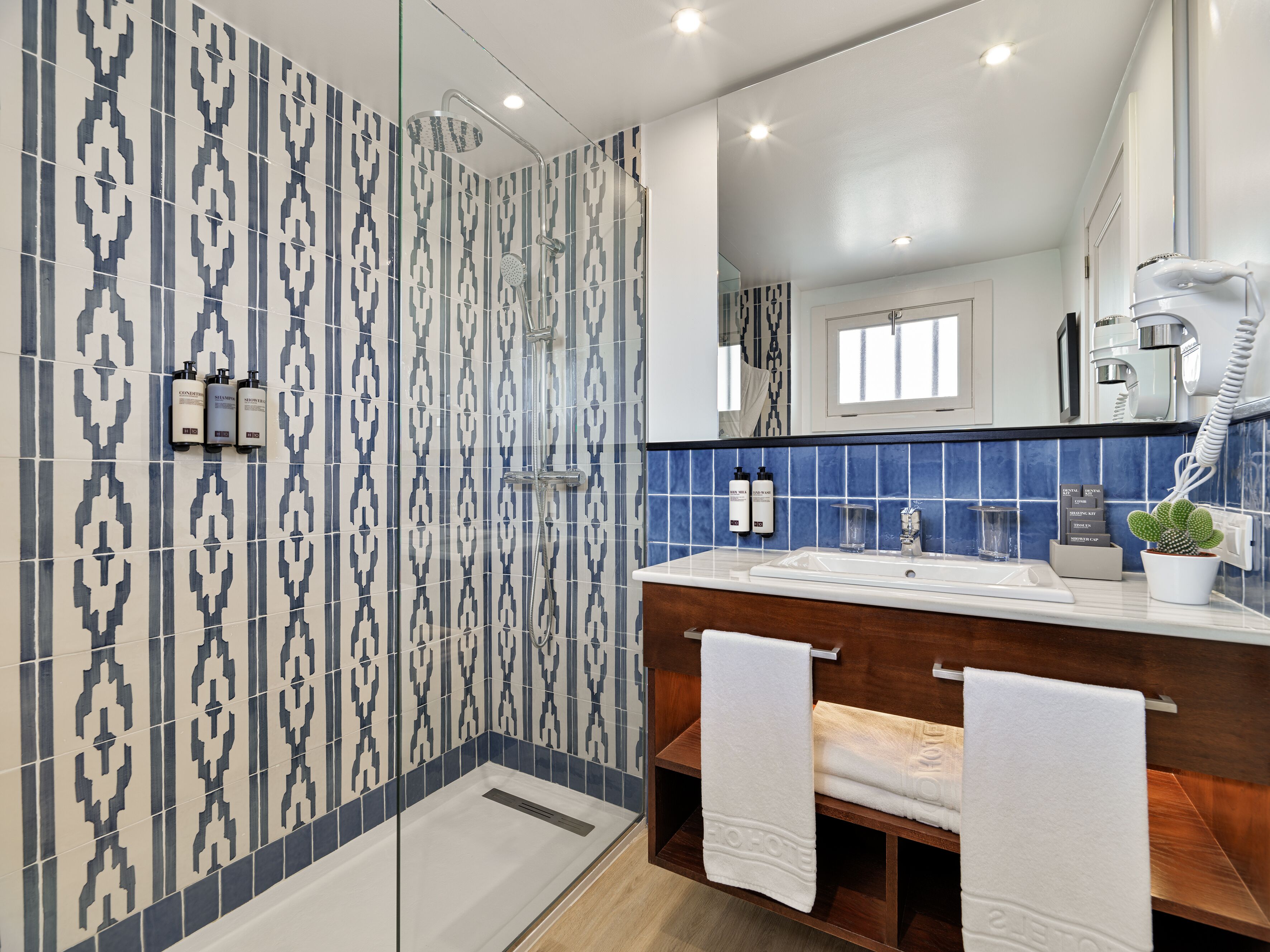 bathtub, deep-soaking bathtub, eco-friendly toiletries, hair dryer