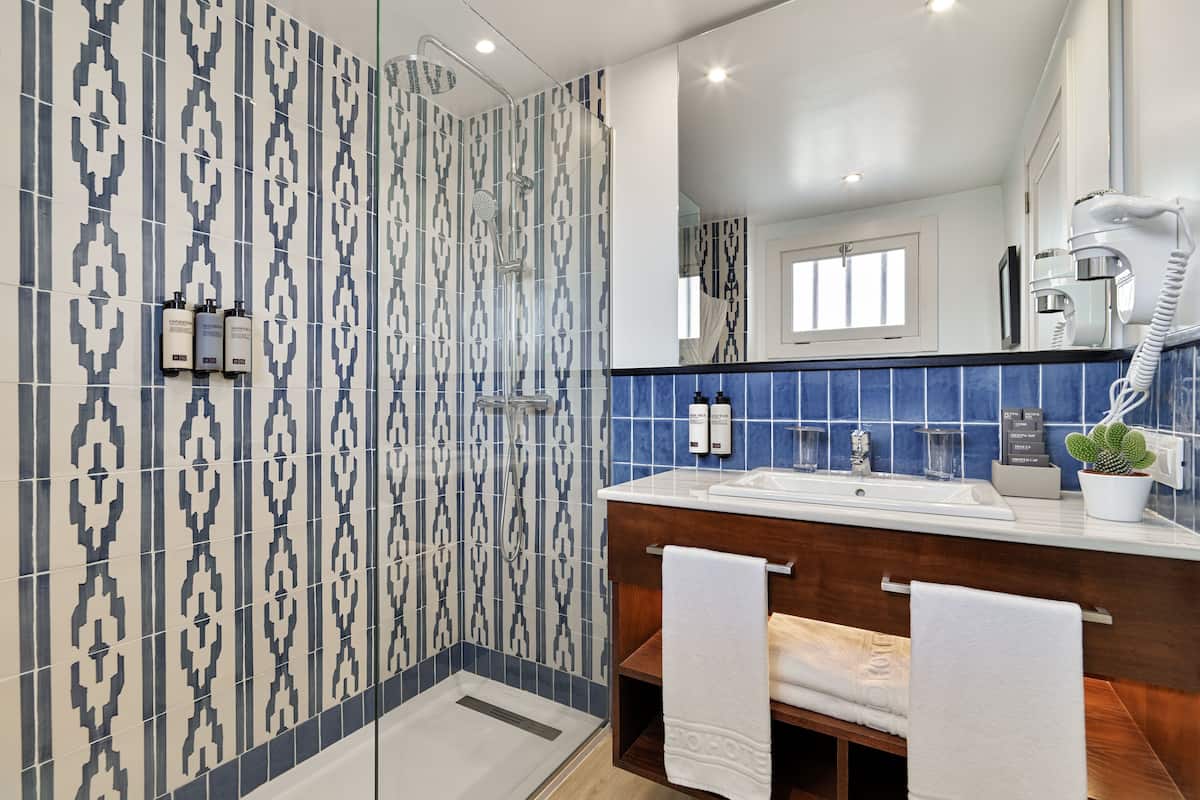 bathtub, deep-soaking bathtub, eco-friendly toiletries, hair dryer