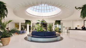 Coin salon dans le hall