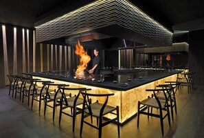 4 restaurants, breakfast served