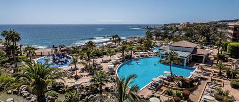 Una piscina cubierta, 8 piscinas al aire libre, sombrillas, tumbonas