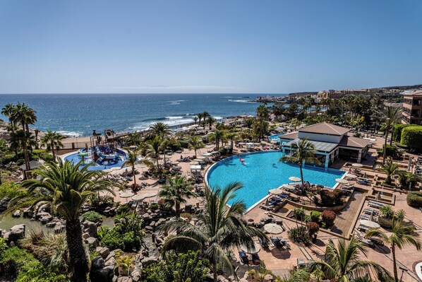 Indoor pool, 8 outdoor pools, pool umbrellas, sun loungers - H10 Costa Adeje Palace (Adeje)